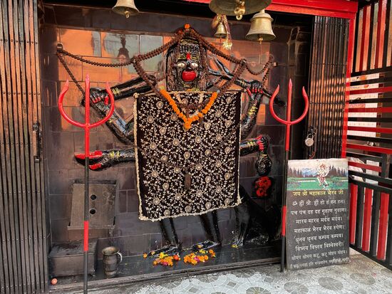 Am Strassenrand entdeckt. Ein Altar? Eine Deko? Ich weiss es nicht.