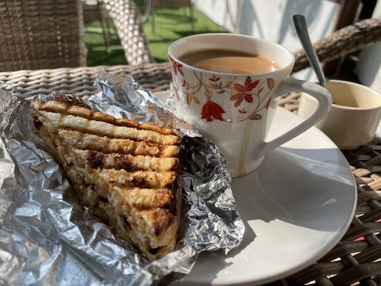 Das Frühstück in meinem Hotel ist nicht umwerfend. Ein warmes Vegi-Toastsandwich mit einem süssen Chai.