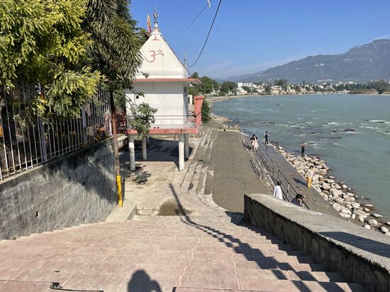 Bei diesen Stelzen hat an meinem ersten Morgen eine Frau ihr Bad genommen. Jetzt ist das Wasser mehrere Meter tiefer. Ich kann es kaum fassen.