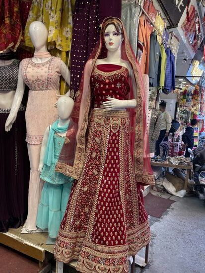 Ein reich besticktes Hochzeitskleid