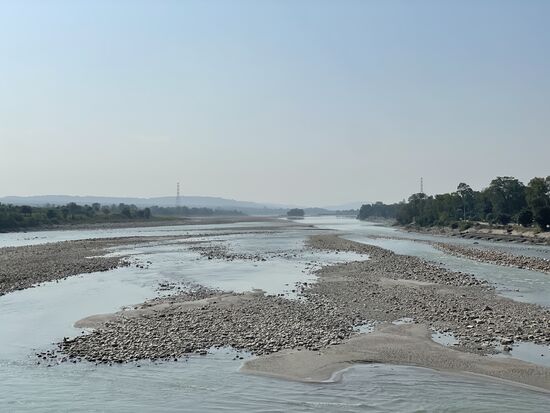 So sieht der Fluss auf der anderen Seite des Wehrs aus.