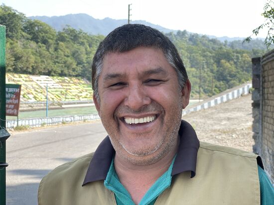 Anil bedient heute den Checkpoint nach Haridwar. 50 Rupies kostet die Durchfahrt