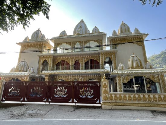 Das scheint ein ganz neuer Ashram zu sein