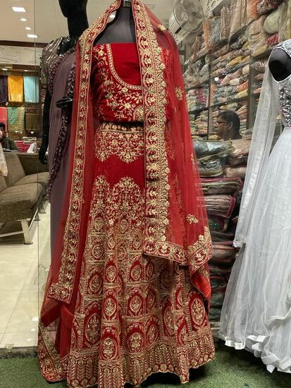 Dieses rote Kleid mit den Goldfäden bestickt kostet 8'000 Rupies