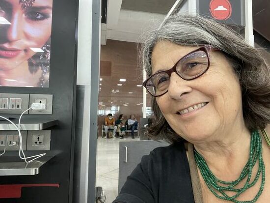 Bei der Ladestation am Gate in Delhi