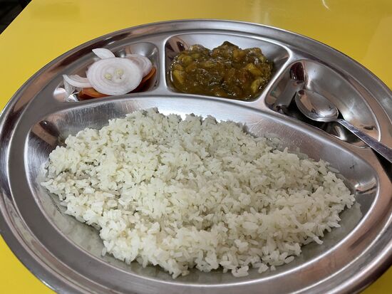 Das normale Essbesteck in Indien sind die Hände, allenfalls ein Löffel.
Eine Gabel muss man extra bestellen und Messer bekommt man nur in ganz feinen Hotel-Restaurants. Blechteller sind weit verbreitet.