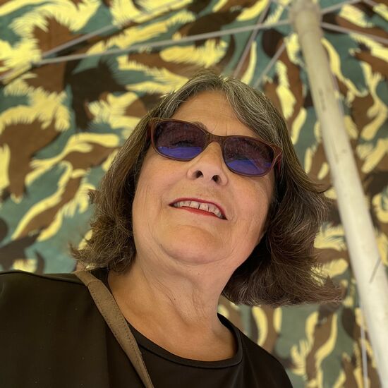 Diesen Camouflage-Schirm habe ich in Rishikesh öfters bei den Händlern am Ganges gesehen. Sie verkauften darunter ihre kleinen Blumenschalen. Also habe ich mich kurz unter einen gestellt und abgedrückt.