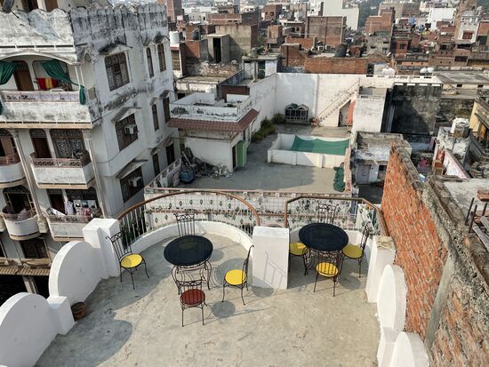 Die Terrasse vom 6. Stockwerk her gesehen. Tagsüber ist es hier allerdings zu heiss und um zu schreiben hat es zuviel Licht und zuwenig Wlan.