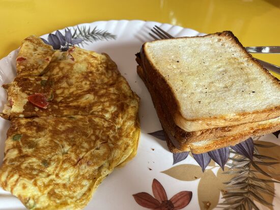 Frühstück: Omelette und Butter Toast