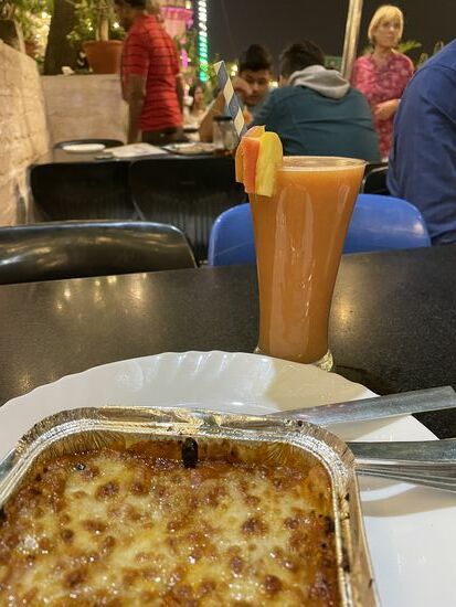 Gemüselasagne und ein Drink aus Karotten und Orangen