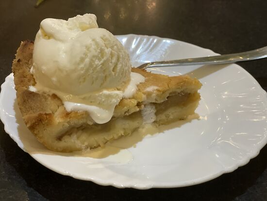 Apfelkuchen mit Eiscreme