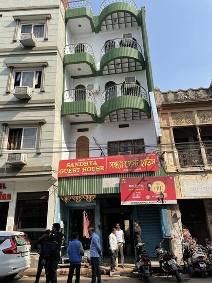 Das Hotel von der Hauptstrasse her gesehen