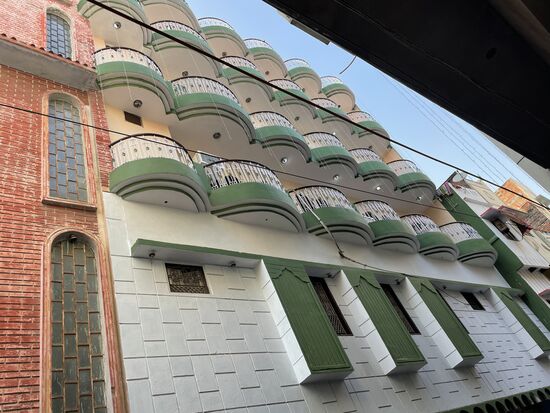 Das Hotel von der schmalen Hintergasse her gesehen.