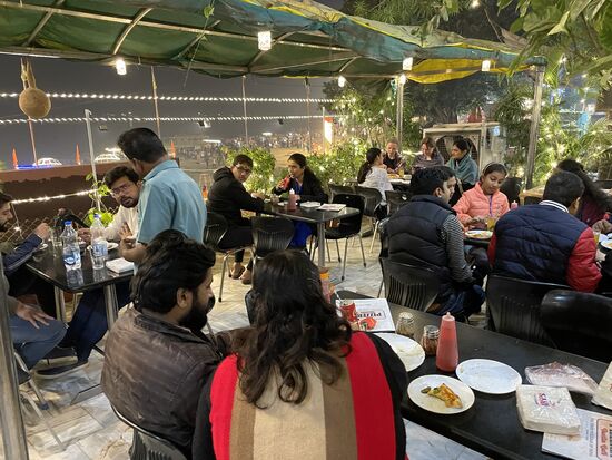 Die Pizzeria Vaatika Cafe ist gut besucht.