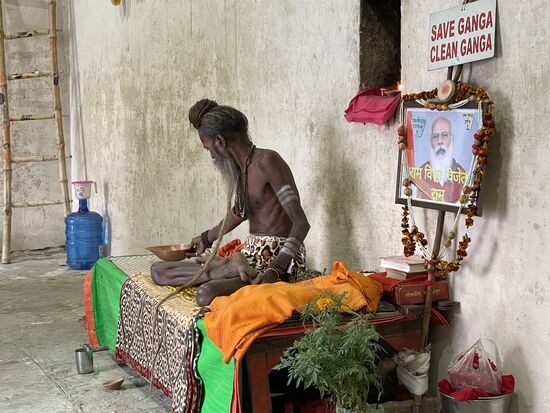Er sitzt vor dem nepalesischen Tempel