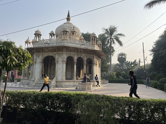 Ein kleiner Pavillion in einem Park. Jugendliche vertreiben sich hier die Zeit.