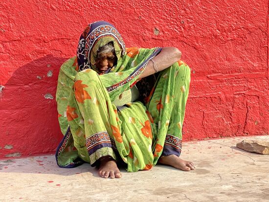 Die alte Bettlerin ist vor dem Tempel eingenickt