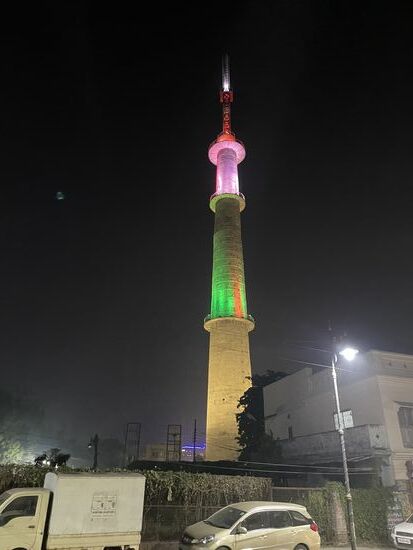Auf dem Heimweg entdeckt der TV-Turm Varanasis.