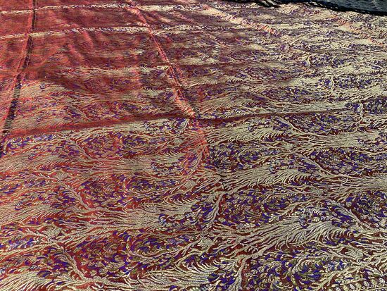 Das Prunkstück. Aus Seide mit Goldfäden und einem exklusiven Muster