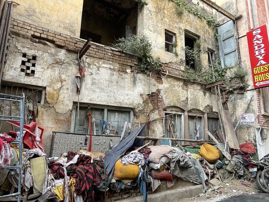 Neben dem Hotel in der Gasse