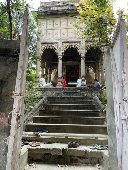 Ein kleiner Tempel - und immer hat es ein paar Menschen da, die beten.