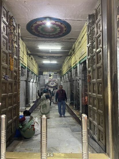 Eingang zu einem der vielen Tempel, die am Weg liegen