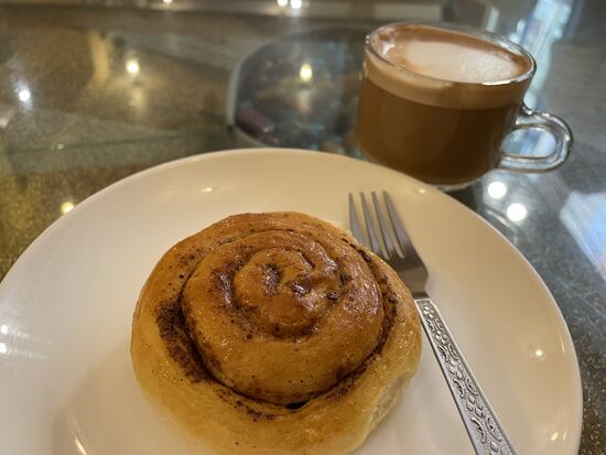 die Zimtschnecke wird kurz aufgewärmt, was sie besonders sein macht.