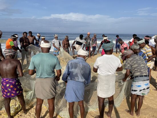 Der Fang wird sorgfältig ausgepackt. Das Netz dart keinen Schaden nehmen.