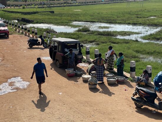 Hier wartet ein Tucktuck auf eine der Frauen. Die anderen warten auf ihre Transporter.