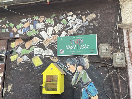 Ein Bücherkasten: Leave a  Book and Take a Book