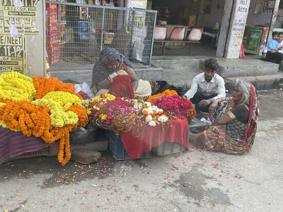 Es muss ein Tempel in der Nähe sein, darum werden hier Blumen verkauft