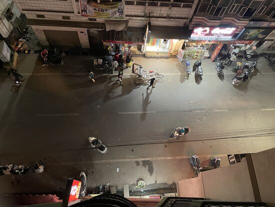 Aussicht auf die Hauptstrasse vor dem Hotel.