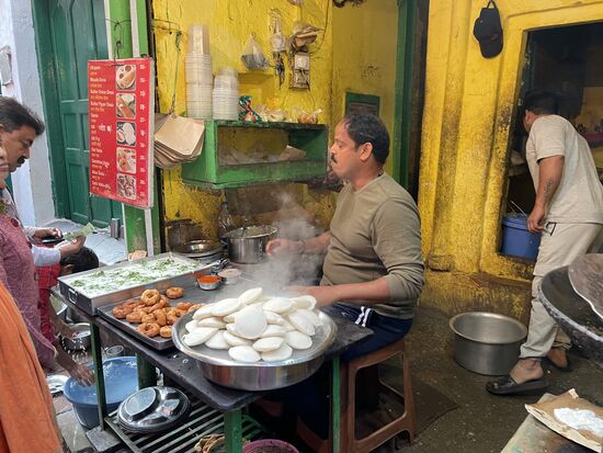Idli, die weissen gedämpfen Küchlein sind eigentlich eine Spezialität von Südindien