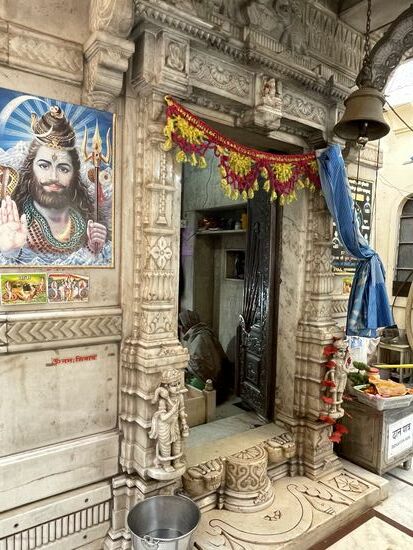 Eingang zu einem Tempel, von denen es in Varanasi hunderte hat. Grosse und ganz kleine.