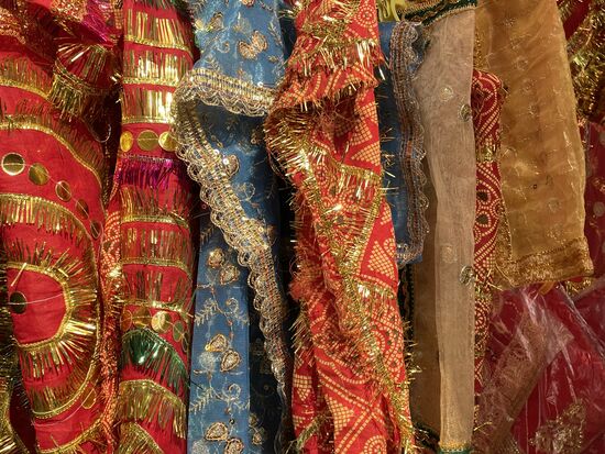 Diese Tücher findet man immer vor Tempeln. Sie werden im Haar getragen, um den Arm gebunden oder um den Hals gewickelt.