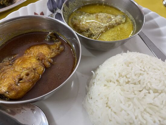 Hühnchen in scharfer Sosse in zwei Varianten. Nicht von vegan.