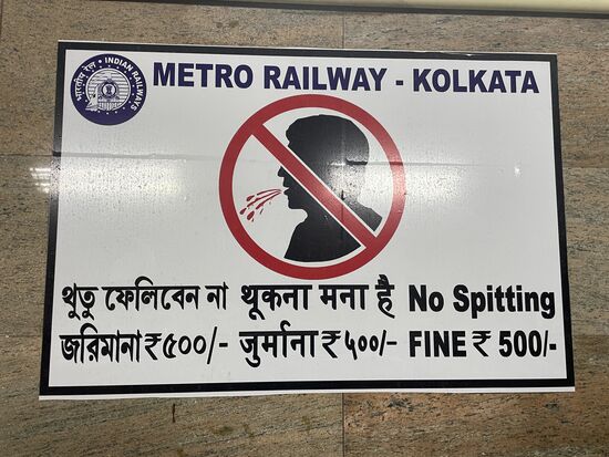 Interessante Anweisung beim Eingang zur U-Bahn