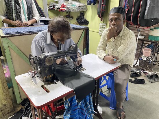 Der Schneider flickt ein paar Hosen, ob es die des Zuschauers sind?