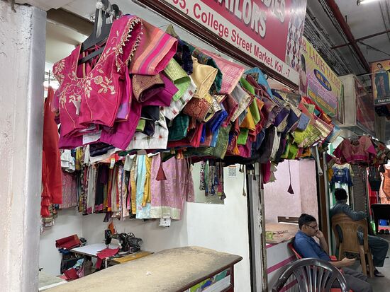 Typische kurze - und enge - Sari-Blusen. Ich habe mir eine nach Mass machen lassen, werde sie aber zu Hause ändern müssen, denn so enge Kleidungsstücke bin ich mir nicht gewohnt.