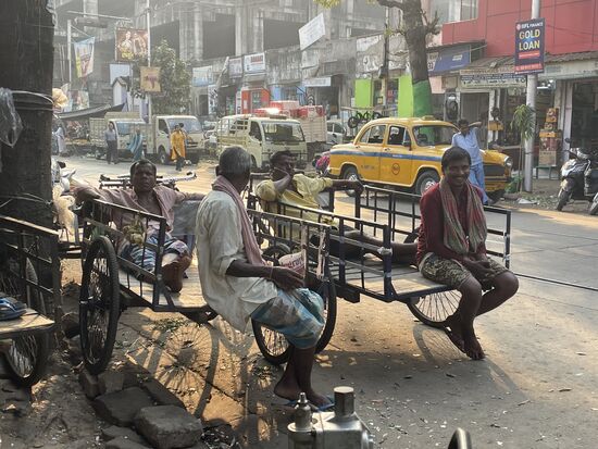 Einer dieser Fahrer hat gesehen, wie ich abgedrückt habe. Darauf macht er mir ein Zeichen, dass ich die Gruppe bitte aus besserem Winkel fotografieren soll.