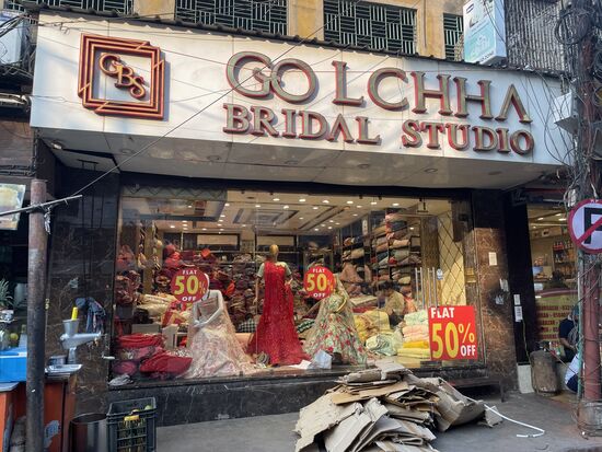 Ein Geschäft für Braut- und Partykleider