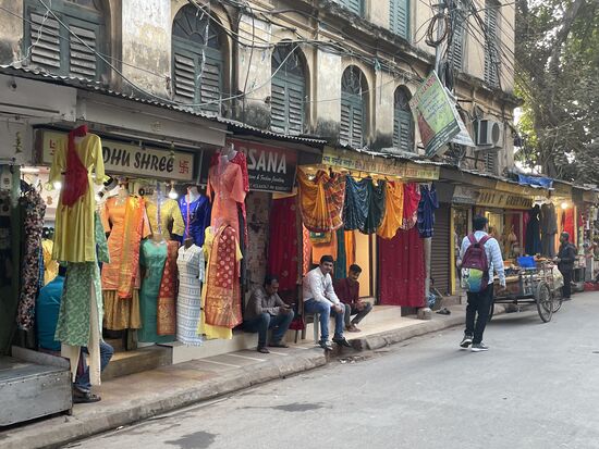 Nicht Saris werden hier verkauft, sondern Kleider