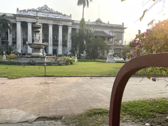 Vorübergehend geschlossen, steht auf dem Schild am Tor und eigentlich hätte ich nicht einmal durch die Gitterstäbe fotografieren dürfen.