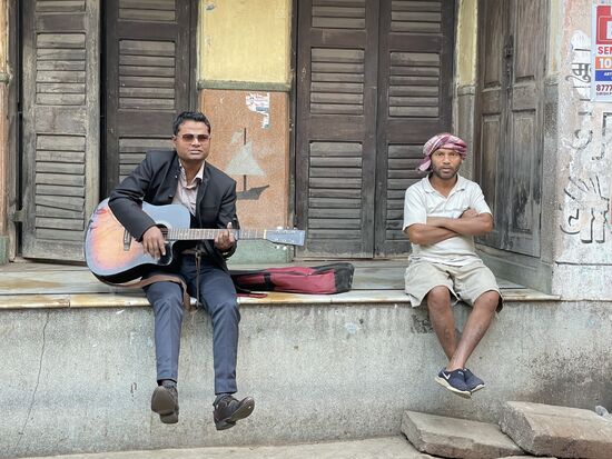 Dainy singt mitten in der Stadt. Ohne Mikrofon und ohne Sammelbüchse. Einfach so zur eigenen Freude.