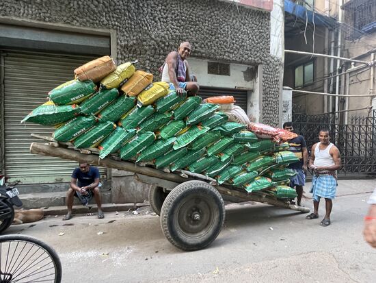 Der Mann oben auf dem Hundefutter hat sich gefreut, dass ich ihn fotografierte. Ja, es war tatsächlich Dog-food.