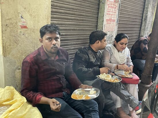 Besteck braucht es nicht, man benutzt die Roti - Fladenbrote und die rechte Hand.