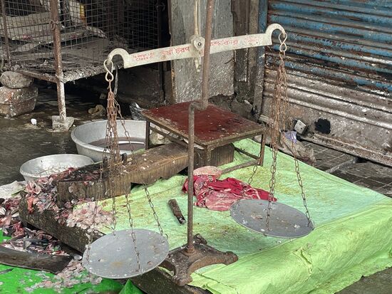 MIch faszinieren auf allen Märkten die Waagen mit den uralten Gewichten, die längst ihre Gewichtsangaben verloren haben vom immer wieder brauchen.