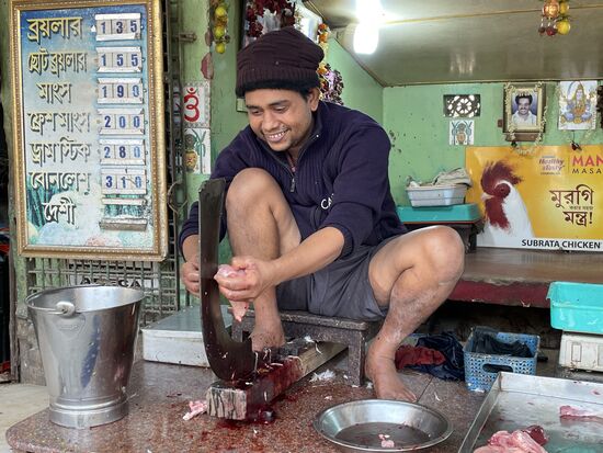 ein spezielles Schneidsystem hat sich dieser Händler ausgedacht. Er führt nicht das Messer, sondern das Fleisch über die Klinge.