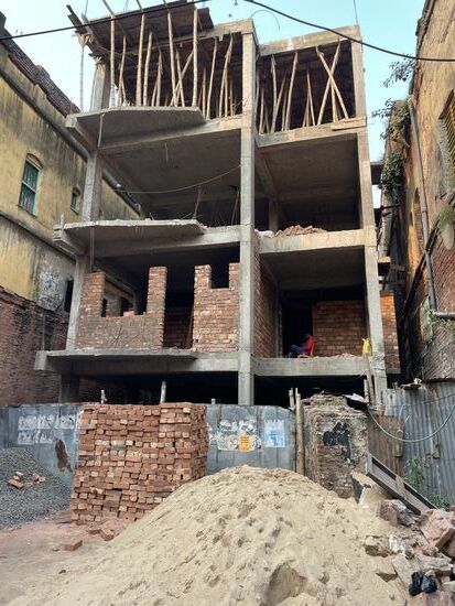 Da entsteht tatsächlich etwas neues inmitten der alten verfallenden Häuser