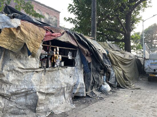 Hier gibt es mitten im Chaos einen kleinen Kiosk.